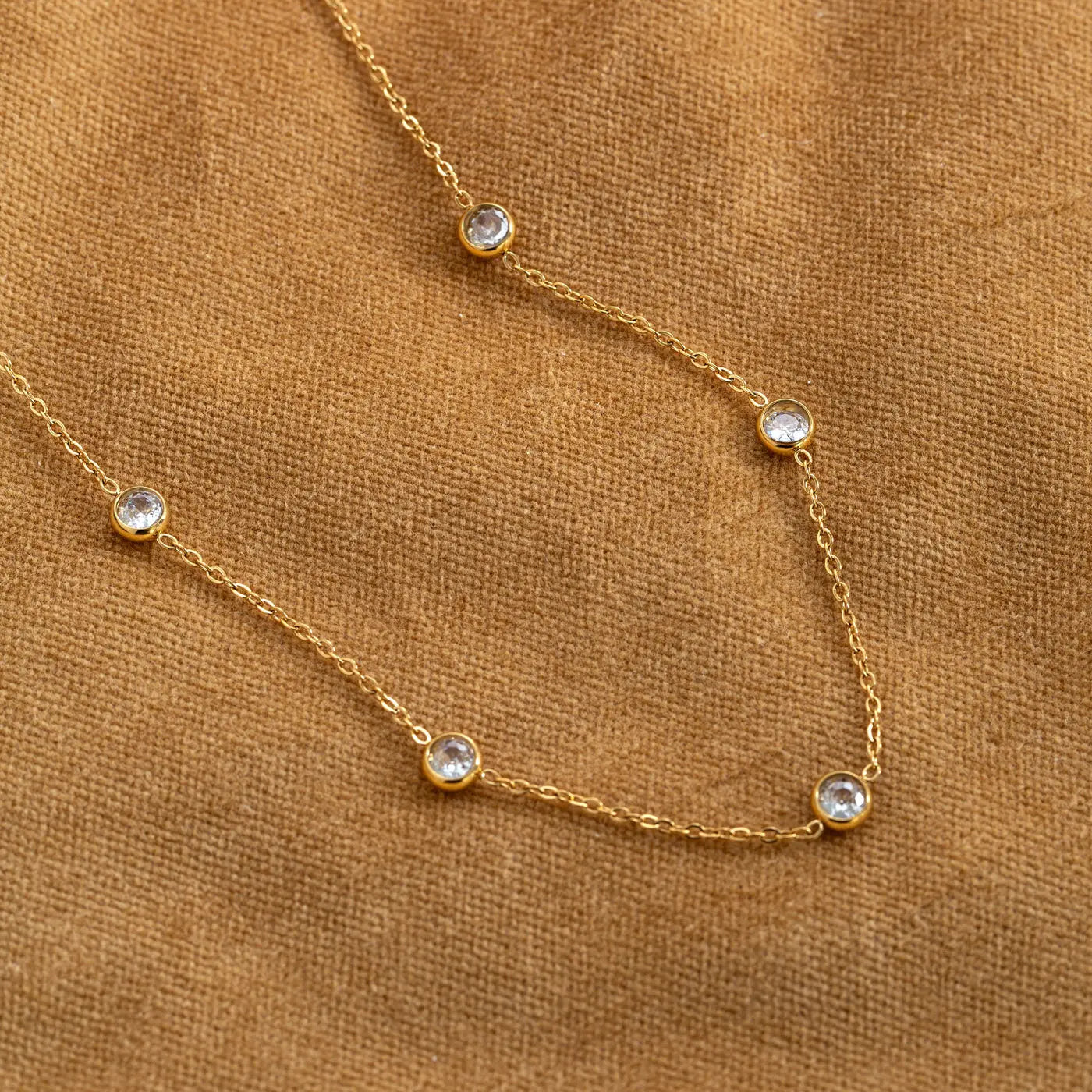 Michelle - Halskjede med gulldyppede krystaller i rustfritt stål