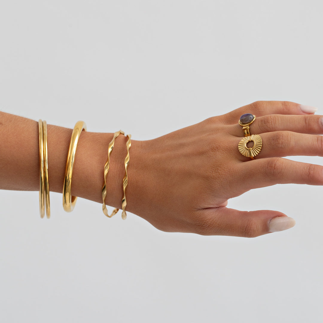 Juni - Bølgete Tvunnet Bangle Armbånd i Rustfritt Stål