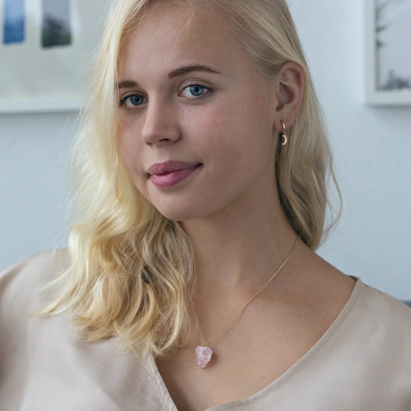 Sett med rosenkvarts øredobber og halskjede